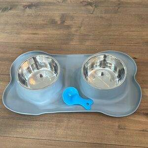 NWOT Stainless Steel Dog Bowls (2) with Non-Skid Silicone No Spill Mat, gray